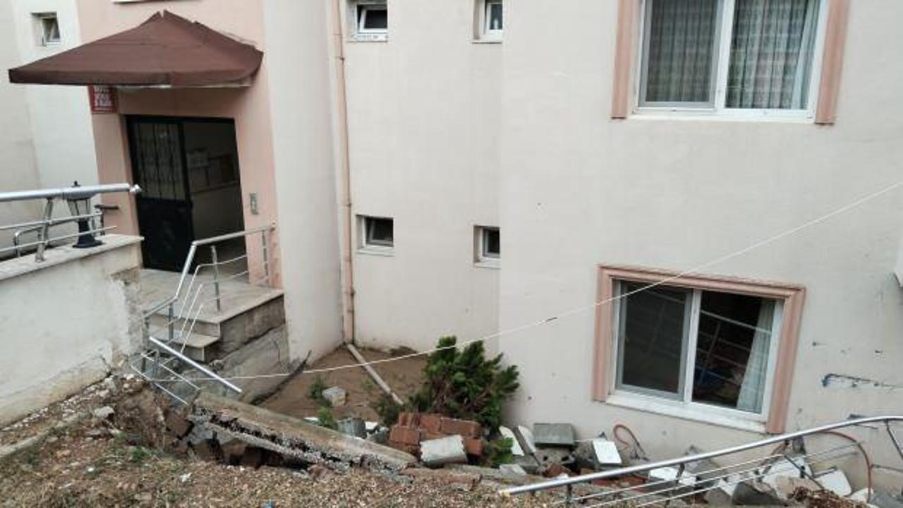 Karabük'te çöken istinat duvarı bir dairenin balkonuna zarar verdi