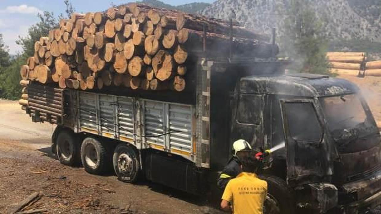 Orman deposundaki tomruk yüklü kamyonda çıkan yangın söndürüldü