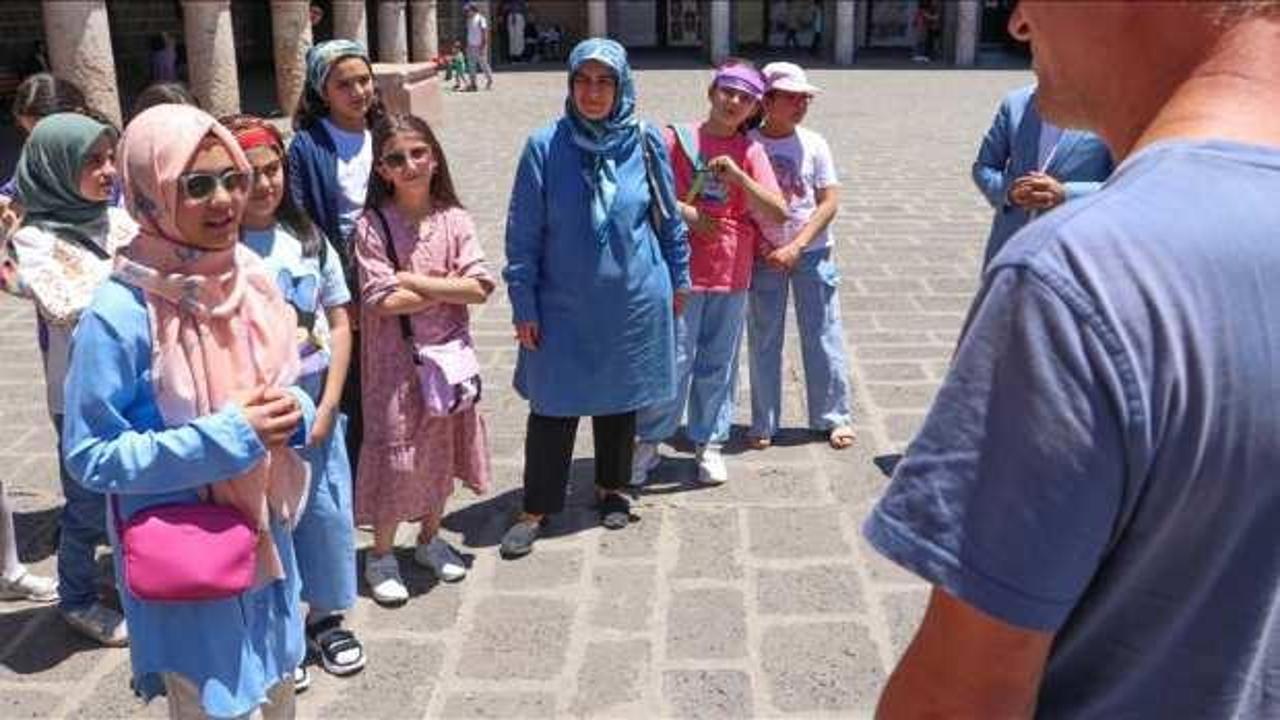 Yaz tatilinde turistlere rehberlik yaparak yabancı dillerini geliştiriyorlar