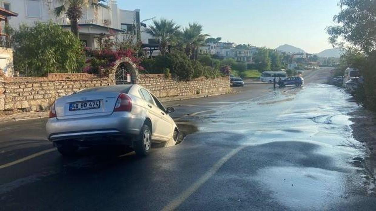 Otomobili yolda oluşan çukura düştü