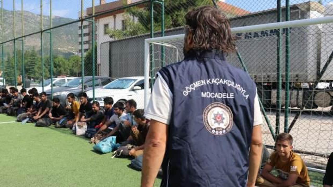 Al&uuml;minyum taşıyan tırın dorsesinde 23 d&uuml;zensiz g&ouml;&ccedil;men yakalandı