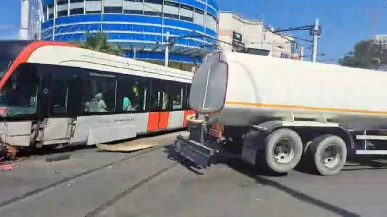 Güngören'de otomobil tramvaya çarptı!