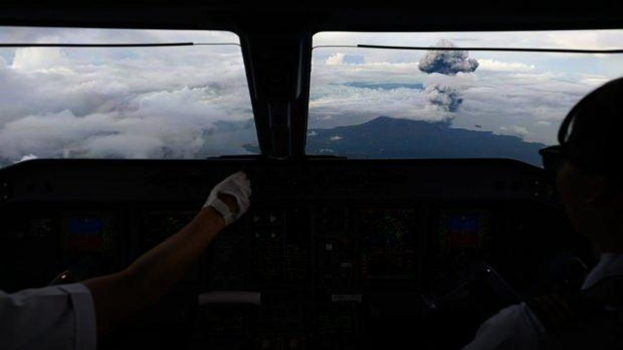 Japonya&rsquo;da yanardağıdaki volkanik hareketlilik kokpitten g&ouml;r&uuml;nt&uuml;lendi