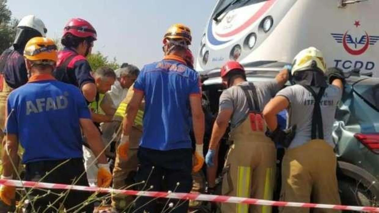 Korkunç kaza: Yolcu treni otomobile çarptı: 3 ölü