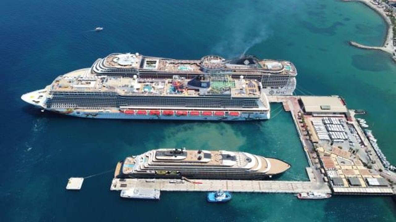 Kuşadası'na 3 kruvaziyerle 8 bin 576 turist geldi