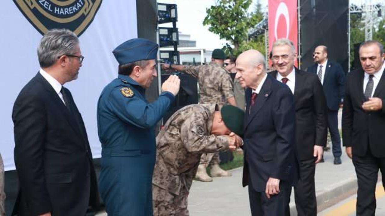 MHP'den Özgür Özel'in el öpme eleştirilerine yanıt gecikmedi!