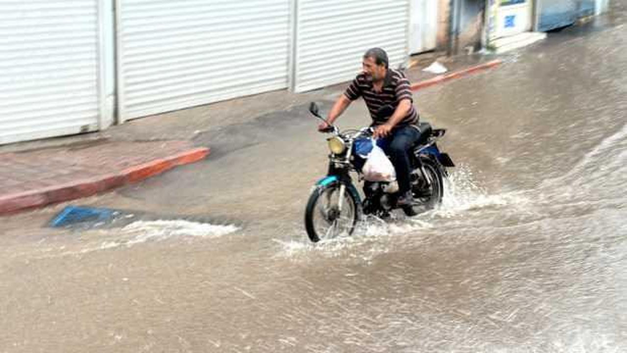 Adana'da sağanak hayatı olumsuz etkiledi