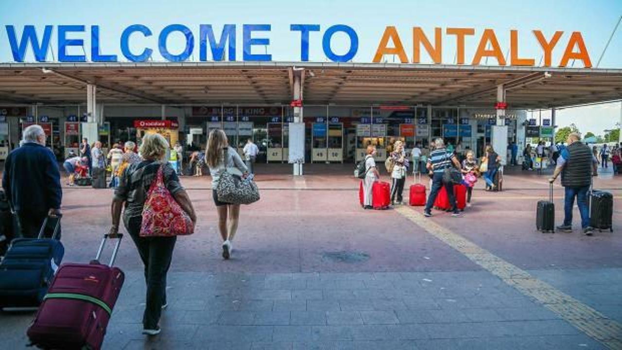 Antalya Havalimanı'nda yolcu ve uçak trafiği rekoru