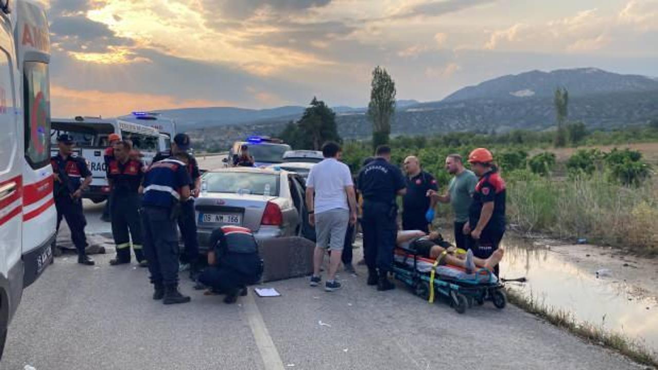 Burdur'da feci kaza! İki otomobil kafa kafaya çarpıştı: Ölü ve yaralılar var