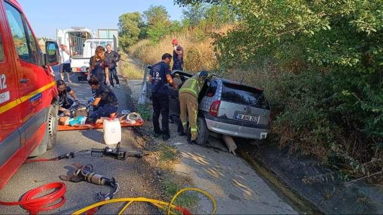 Bursa'da otomobil yağmur suyu kanalına düştü: 1 ölü, 3 yaralı