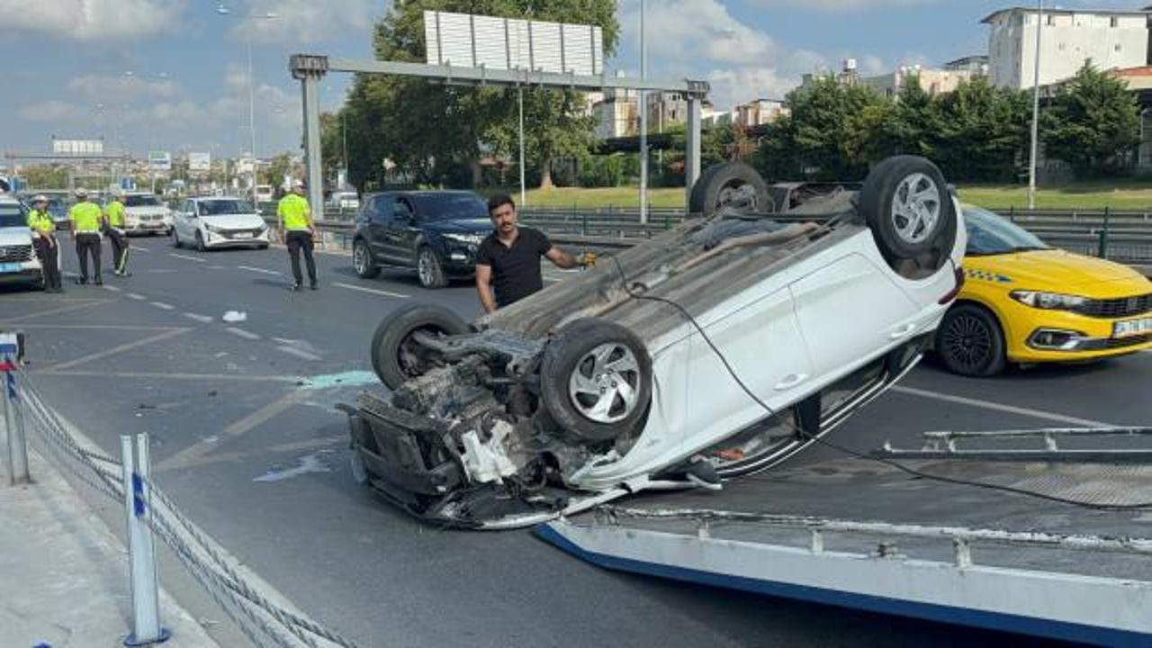 Fatih'te korkutan kaza: Bariyerlere çarpıp, takla attı