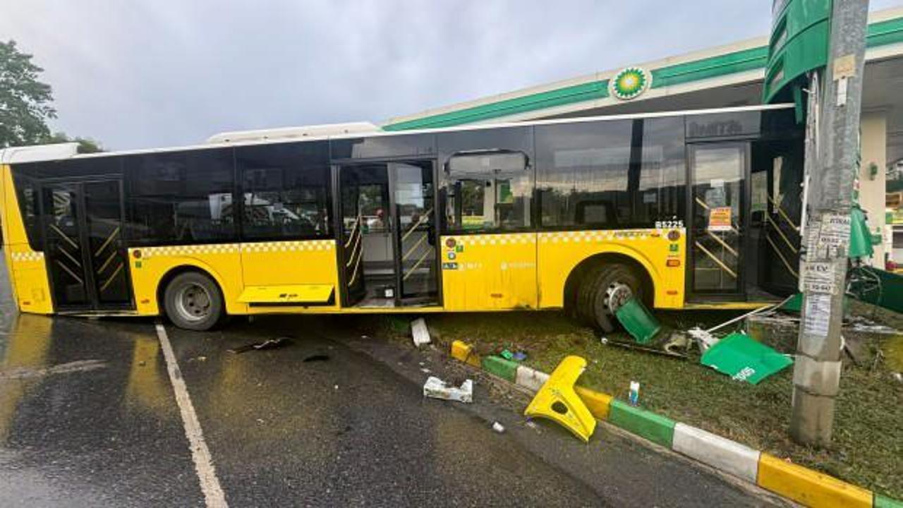 İETT otob&uuml;s&uuml; 3 araca &ccedil;arpıp akaryakıt istasyonuna daldı: 1&rsquo;i ağır 3 yaralı