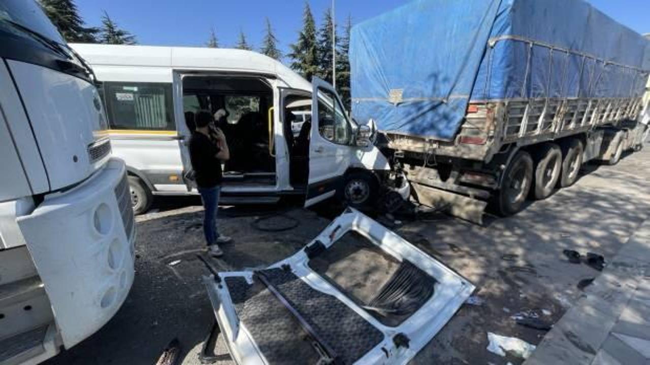 İşçi servisleri çarpıştı: Çok sayıda yaralı var!