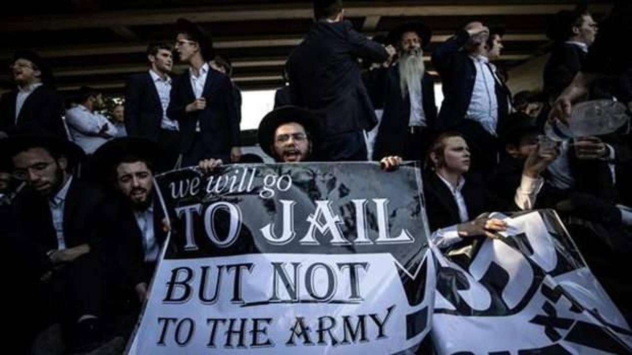 İsrail'de haredilere celp gitti: Hahamlardan kağıtları yakın emri!