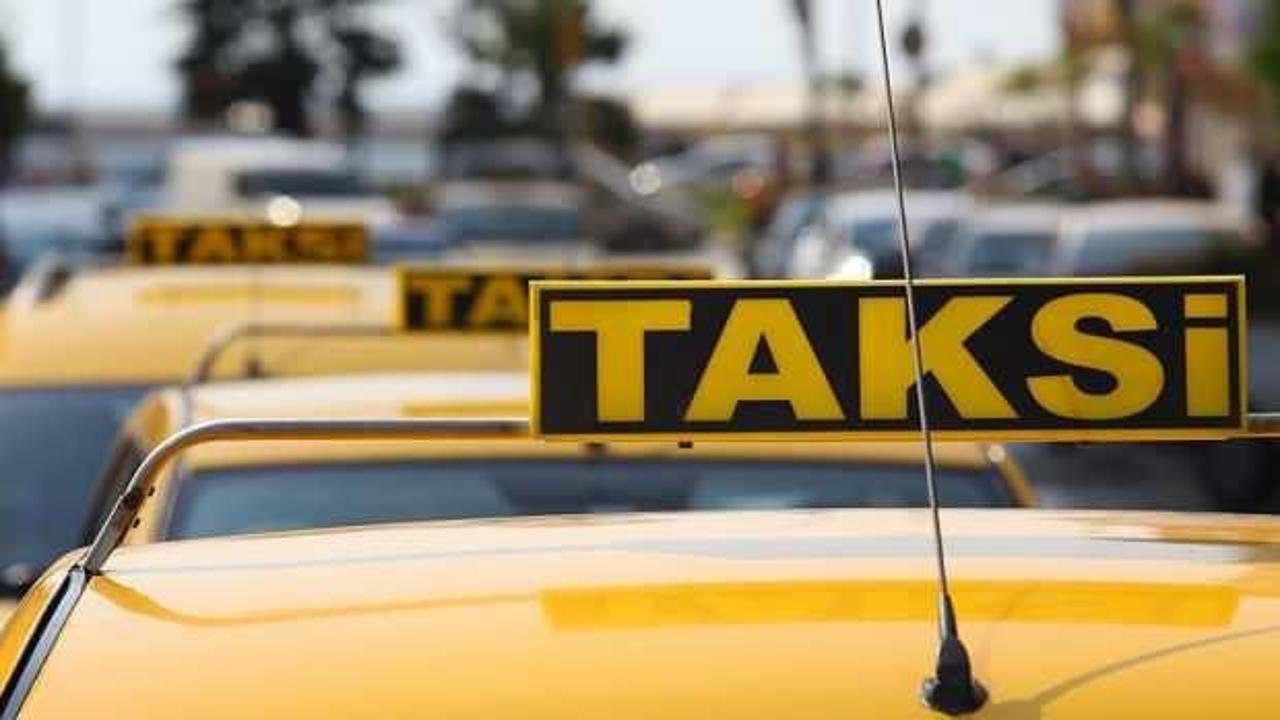 İstanbul'da taksiciler yeni tarife için cihazlarını istasyonlarda güncelletiyor