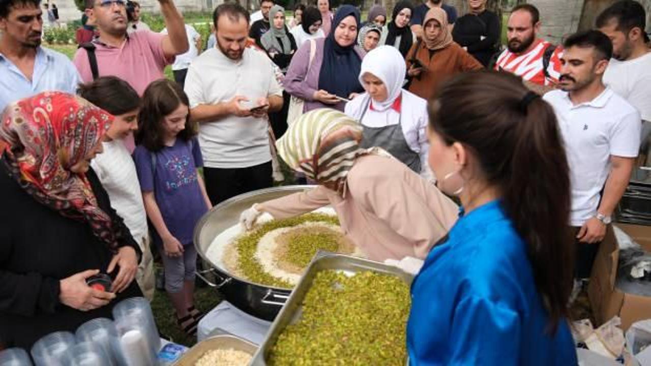 KADEM’den Süleymaniye’de bin kişilik aşure ikramı