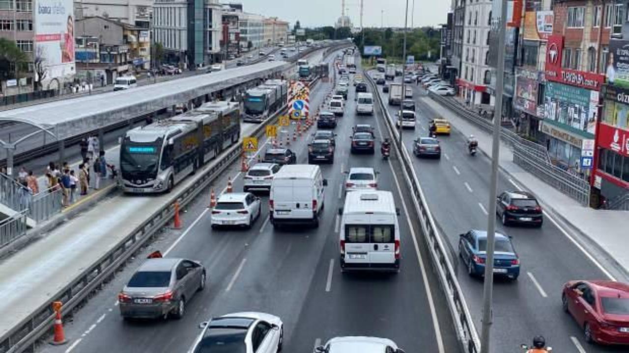 Küçükçekmece'de İBB'nin yol çalışması trafik çilesine döndü