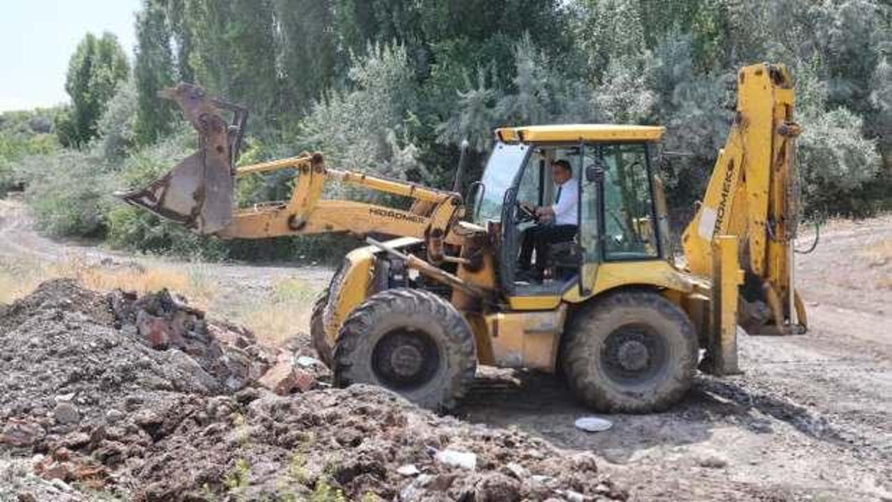 Rekor oyla seçildi, iş makinesi kullanmaya başladı