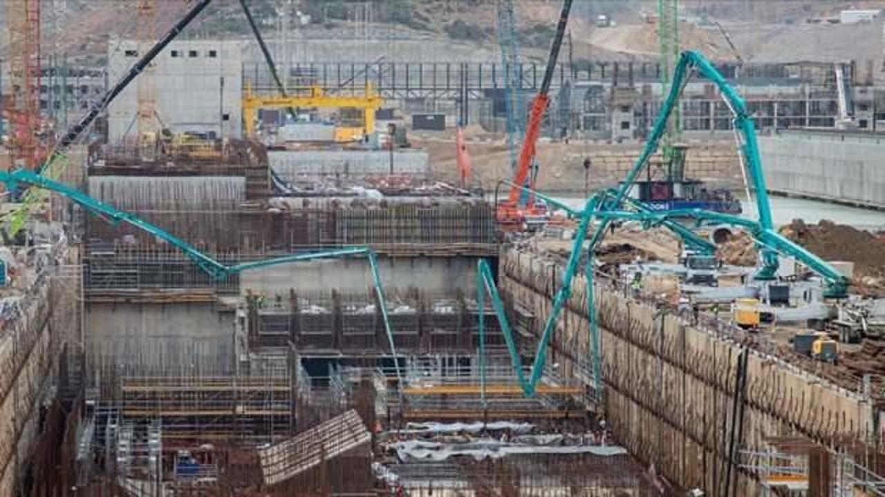 Akkuyu NGS'nin &uuml;&ccedil;&uuml;nc&uuml; &uuml;nitesinde pompa istasyonu temel plakasına beton d&ouml;k&uuml;ld&uuml;