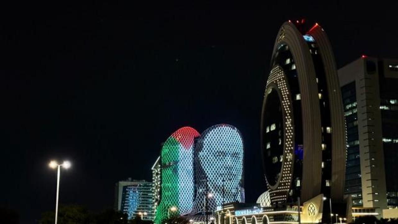 Doha'da bazı binalara Filistin bayrağı ve İsmail Heniyye'nin fotoğrafı yansıtıldı