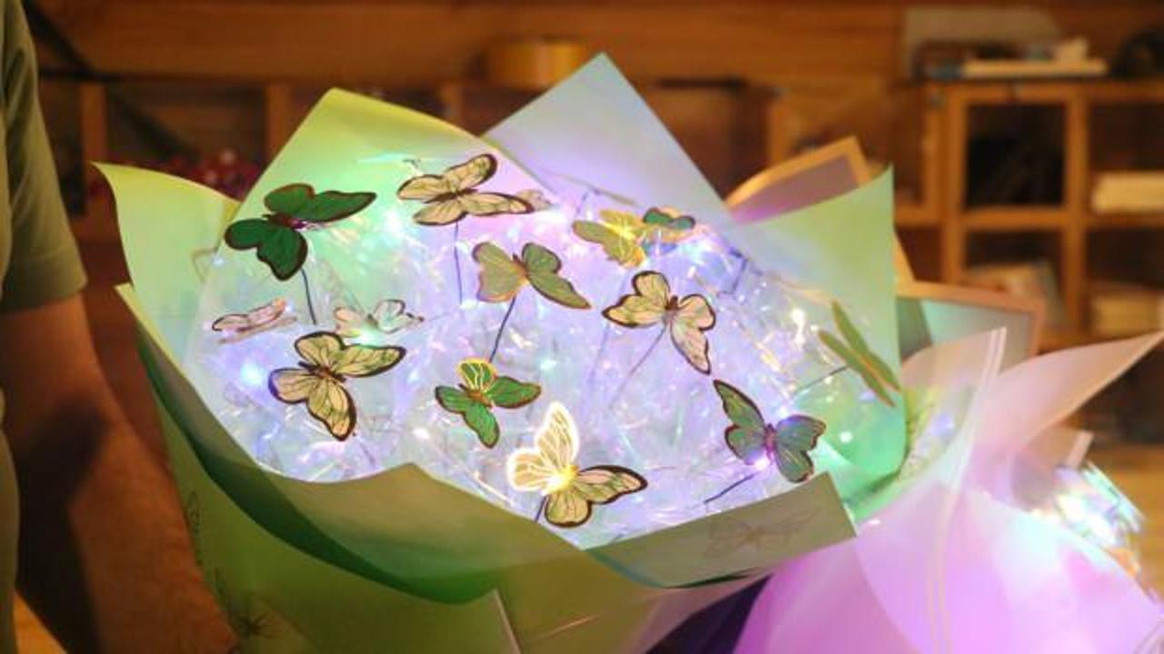 G&uuml;l buketi, yerini led ışıklı buketlere bıraktı