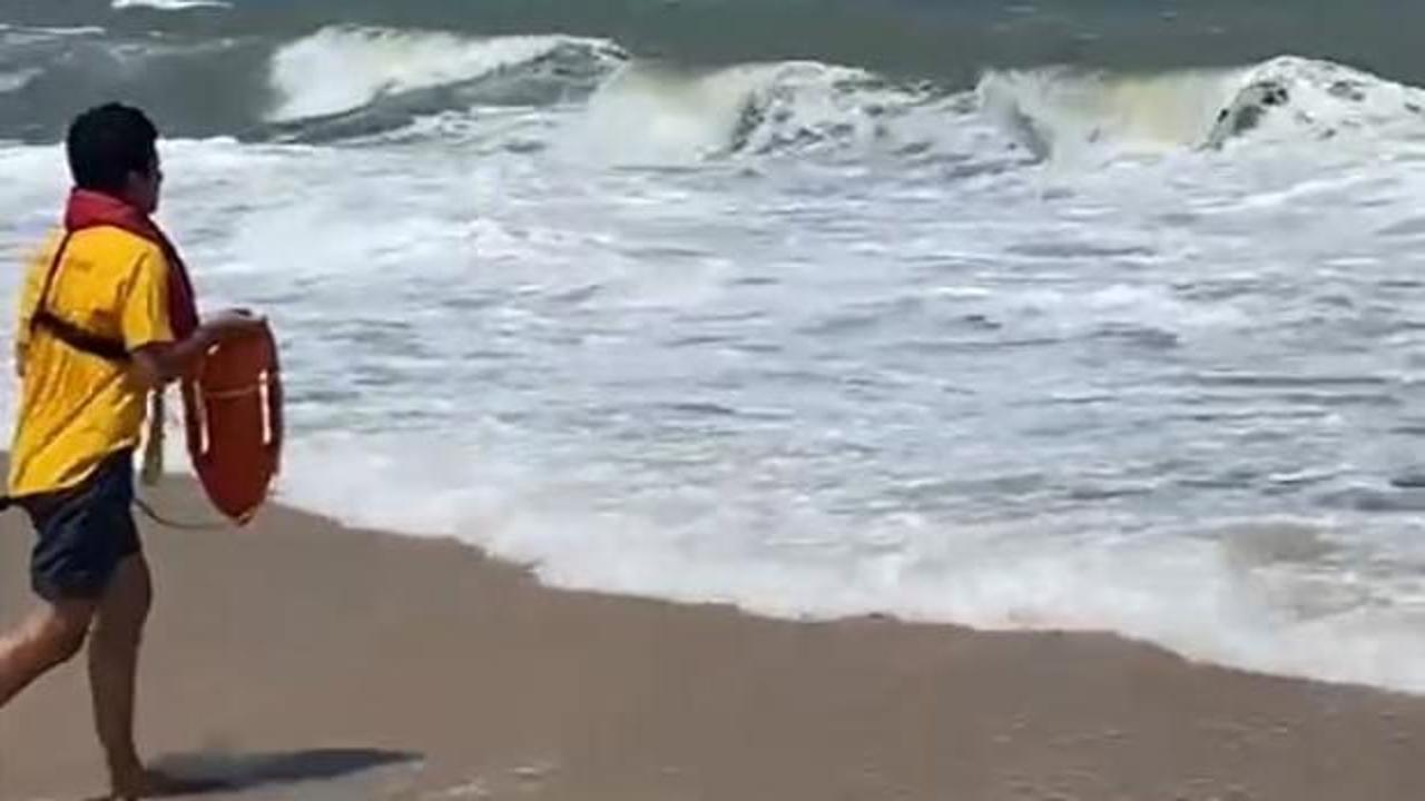 İstanbul'da riskli b&ouml;lgede denize girdi, &ouml;l&uuml;mle burun buruna geldi