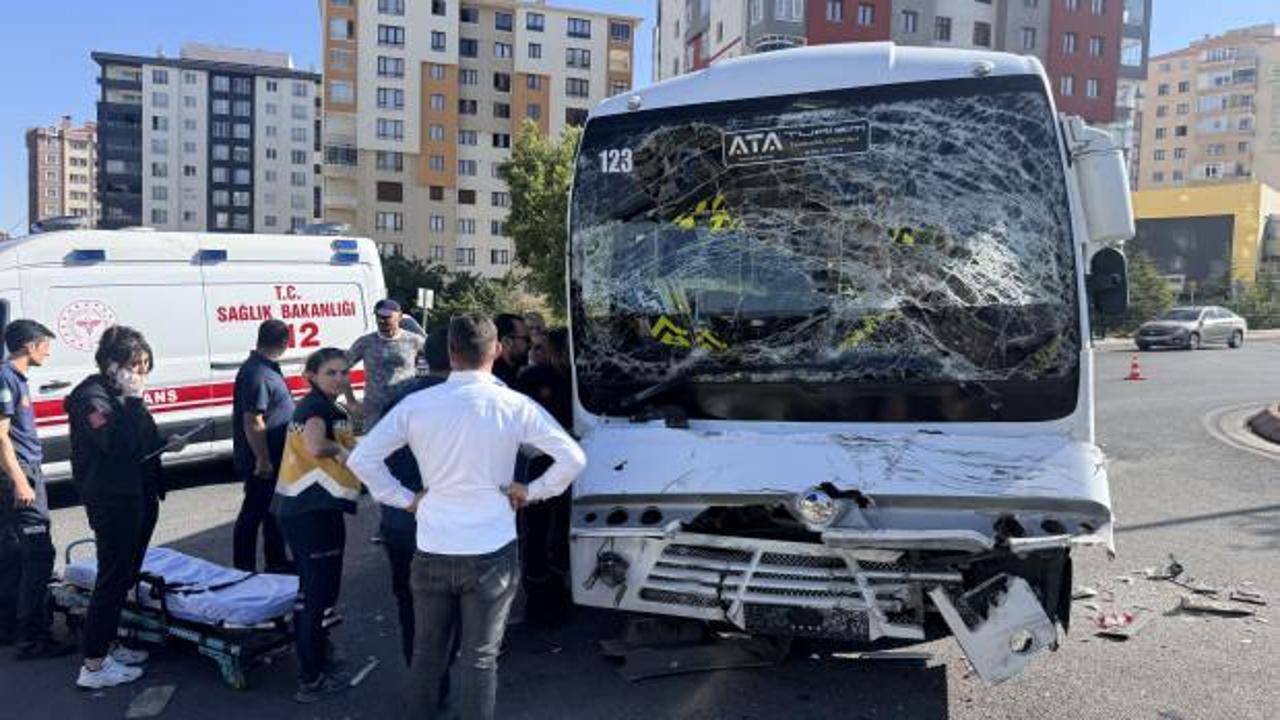 Kamyonla iş&ccedil;i servisi &ccedil;arpıştı: &Ccedil;ok sayıda yaralı var!