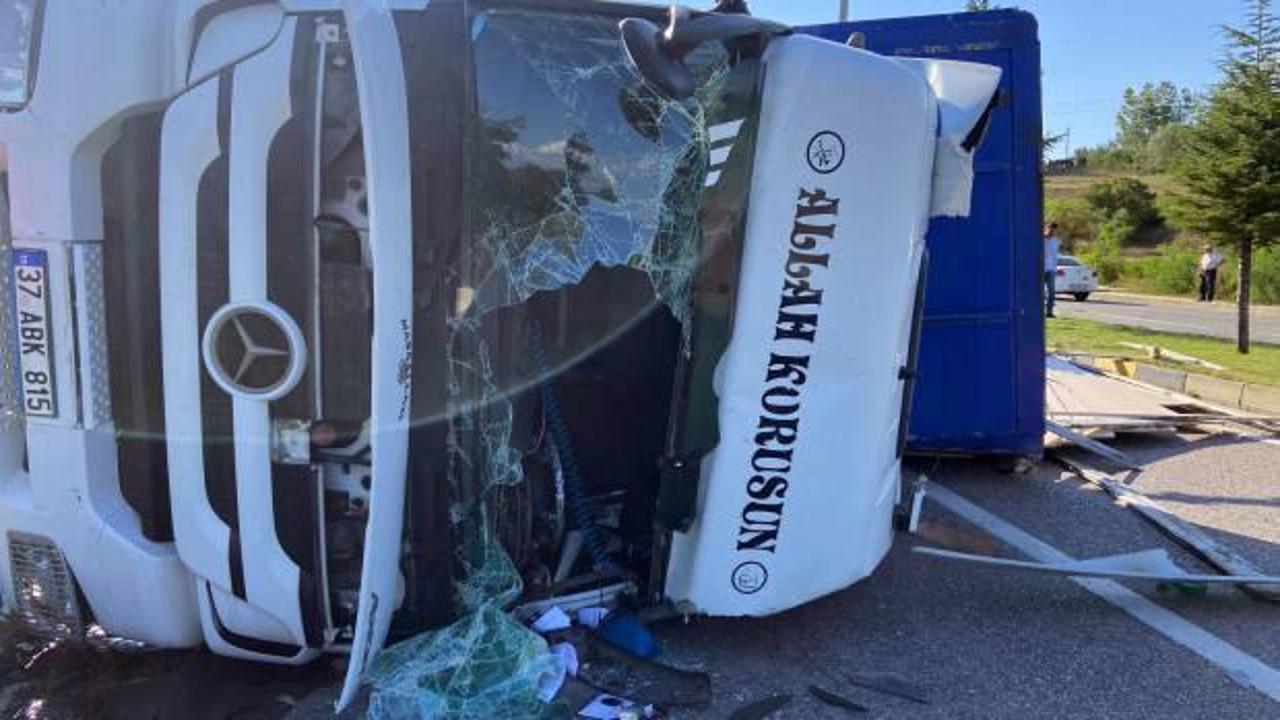 Kastamonu-Sinop kara yolunda tır devrildi! Yol ulaşıma kapandı