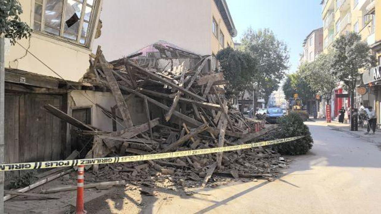 Korkutan anlar: 2 katlı metruk bina çöktü!