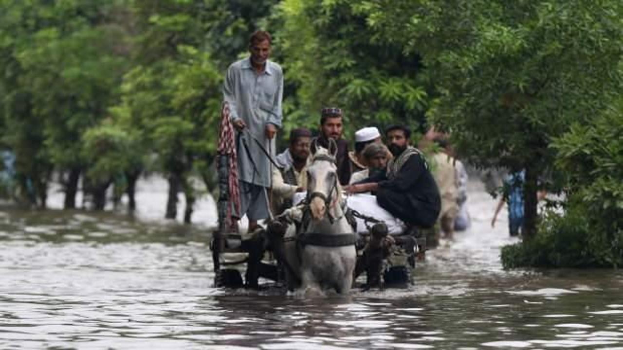 Pakistan'ın Lahor şehrinde 44 yılın yağış rekoru: 6 ölü