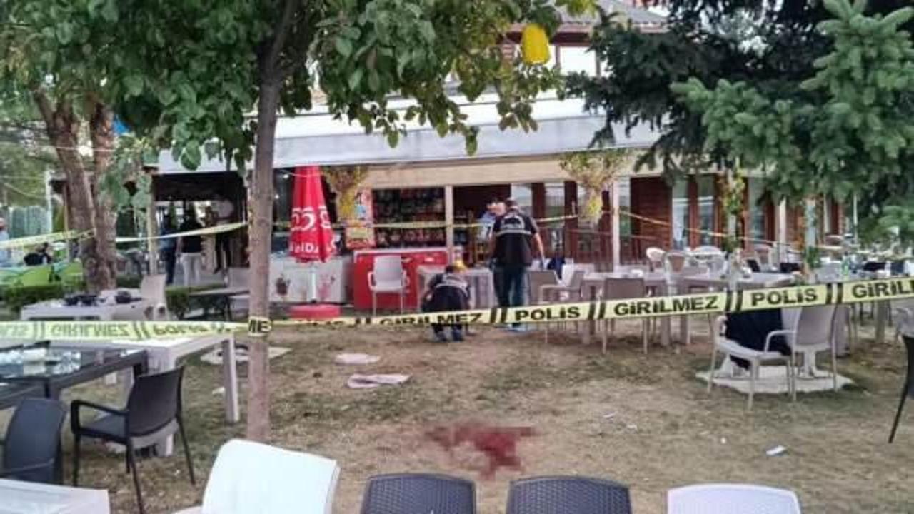 Parktaki kafede t&uuml;fekli saldırı: 1 &ouml;l&uuml;, 1 yaralı!