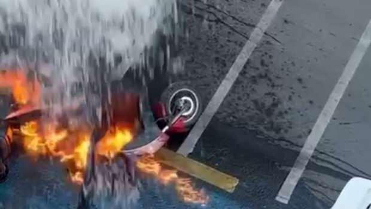 Yanan motosiklete havadan müdahale Binadan kovayla su döktüler