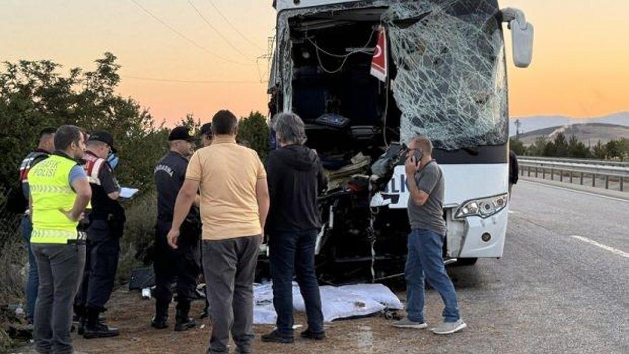 Afyonkarahisar'da feci kaza: Yolcu otobüsü kamyona arkadan çarptı!