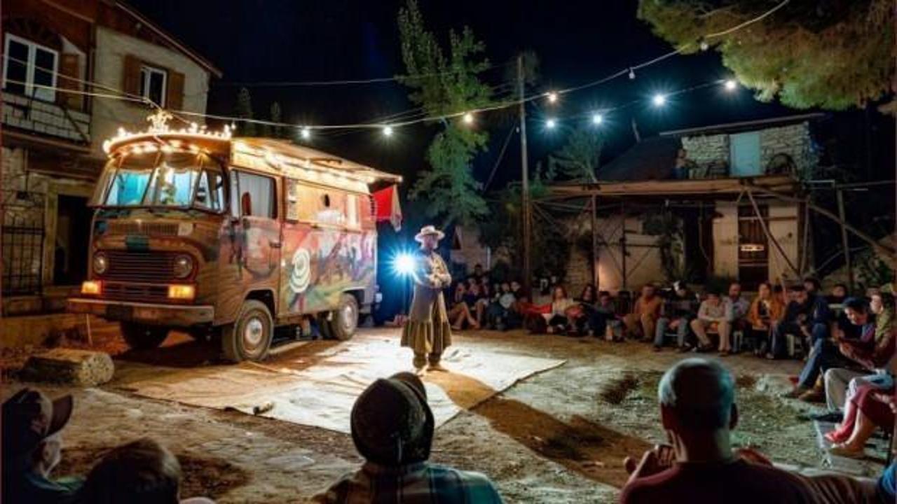 Yönetmen Erkan Can ve oyuncu Bilal Çatalçekiç’le karavan tiyatrosu Ataşehir’de