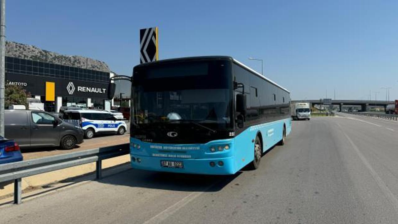 Antalya'da bir yolcu halk otob&uuml;s&uuml;n&uuml;n anahtarını alıp ka&ccedil;tı