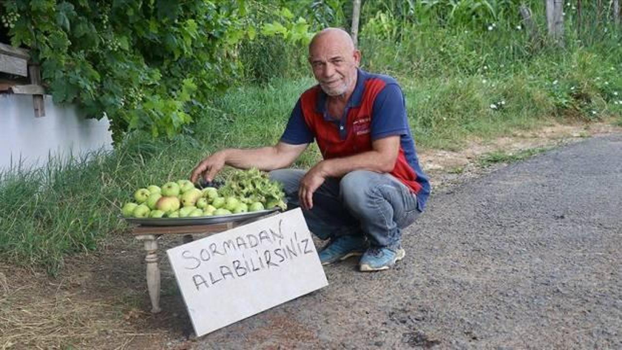 Bah&ccedil;esinde yetiştirdiği &uuml;r&uuml;nleri yoldan ge&ccedil;enlerle paylaşıyor