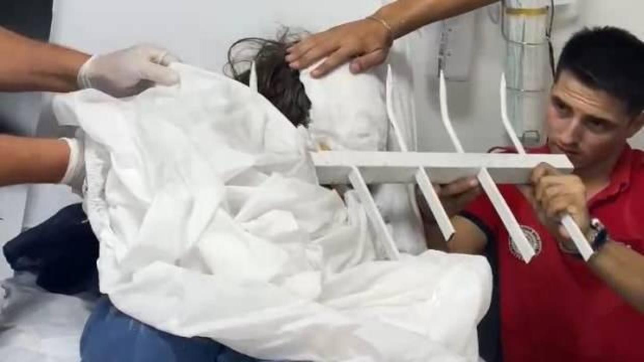 K&uuml;&ccedil;&uuml;k kızı g&ouml;renler şoke oldu! &Ccedil;enesine saplandı...