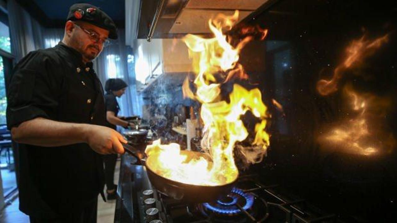 Evinde verdiği 'pahalı' yemek davetleriyle l&ouml;semili &ccedil;ocuklara umut oluyor