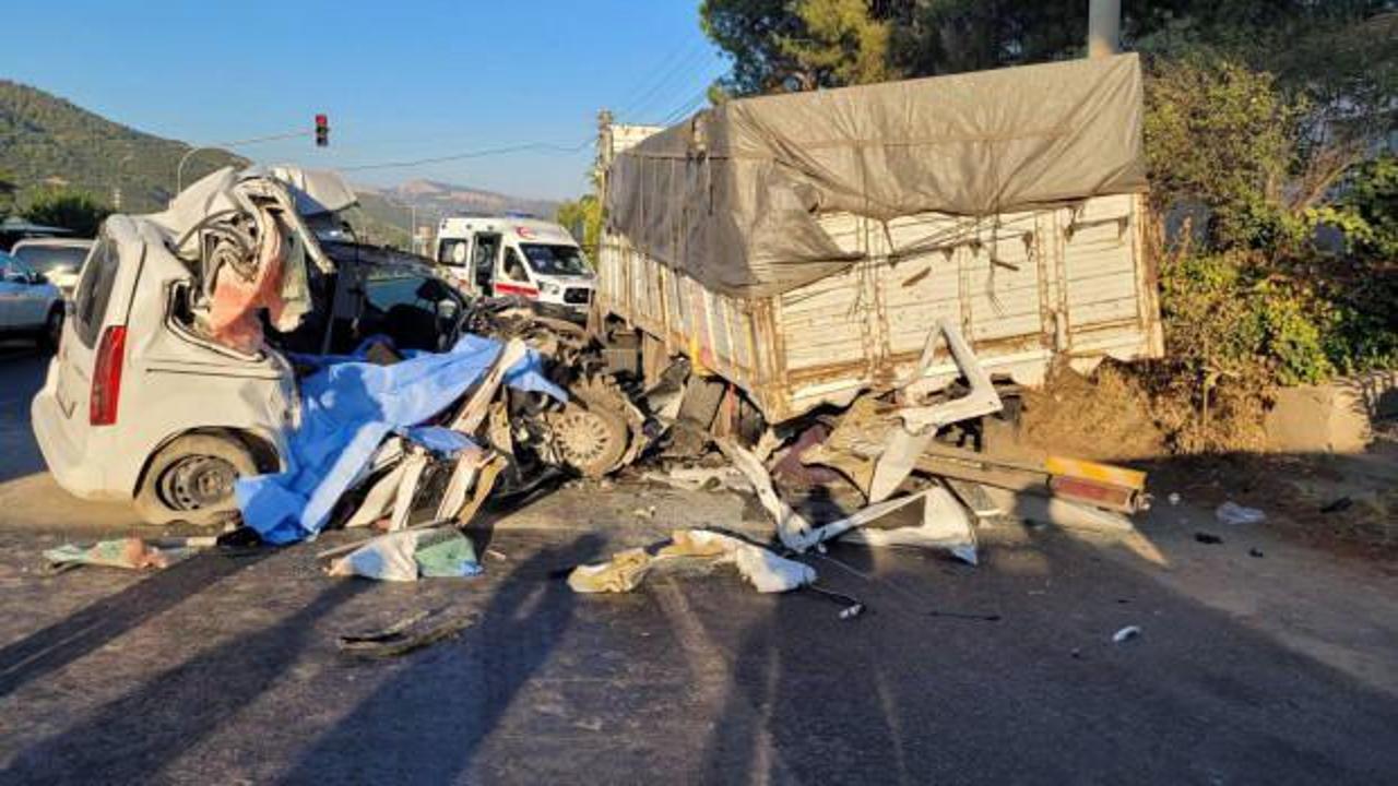 Feci kaza: Park halindeki kamyona çarptı: 4 kişi hayatını kaybetti