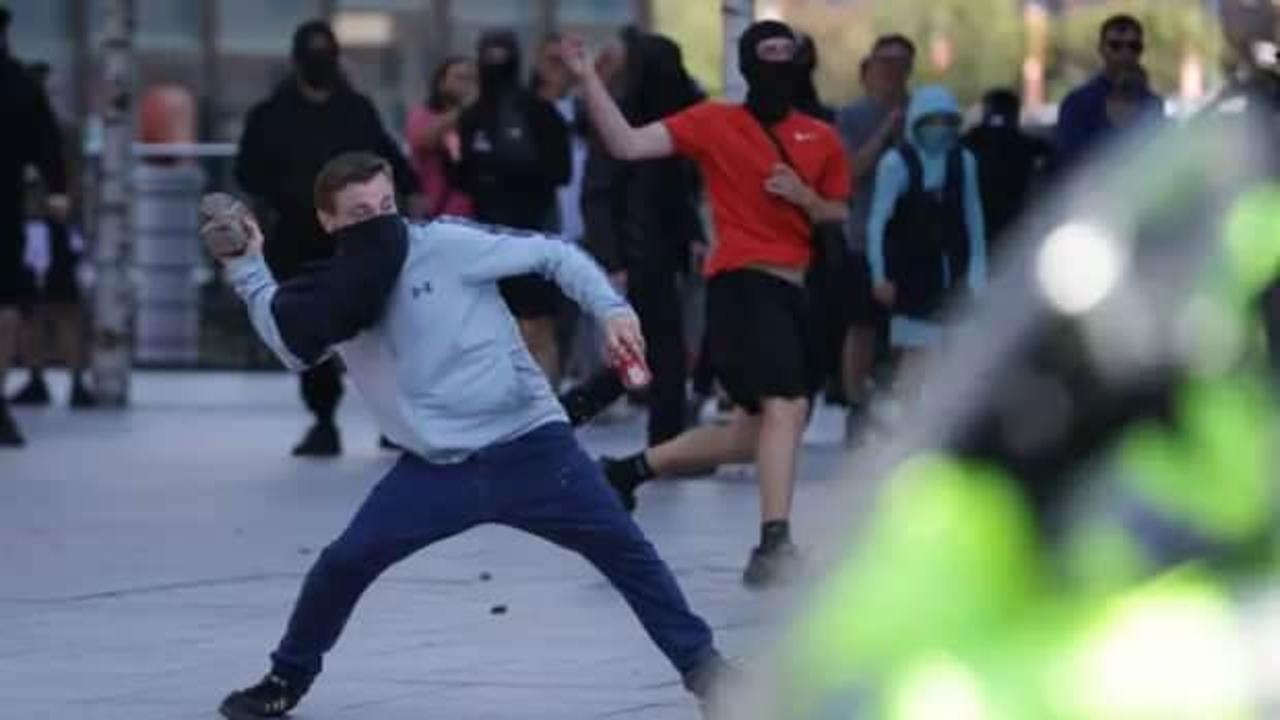 İngiltere'de aşırı sağcı şiddet olaylarına katılan 13 kişiye ceza!