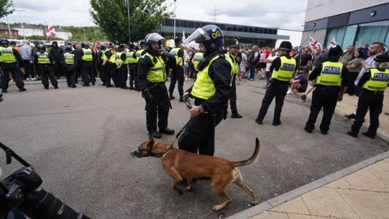 İngiltere'de aşırı sağcıların şiddet eylemlerinde 378 kişi g&ouml;zaltına alındı