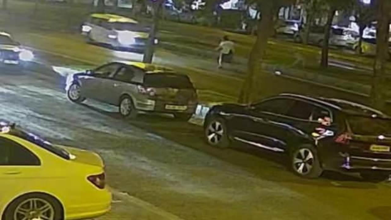 K&ouml;peklerden ka&ccedil;an gen&ccedil; kadın otomobilin altında kalmaktan son anda kurtuldu