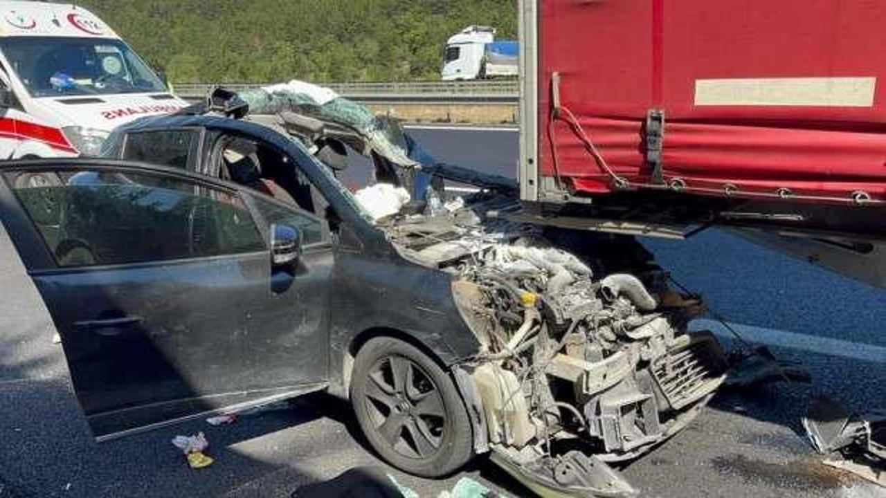 Otomobil tıra ok gibi saplandı: 1'i ağır 3 yaralı