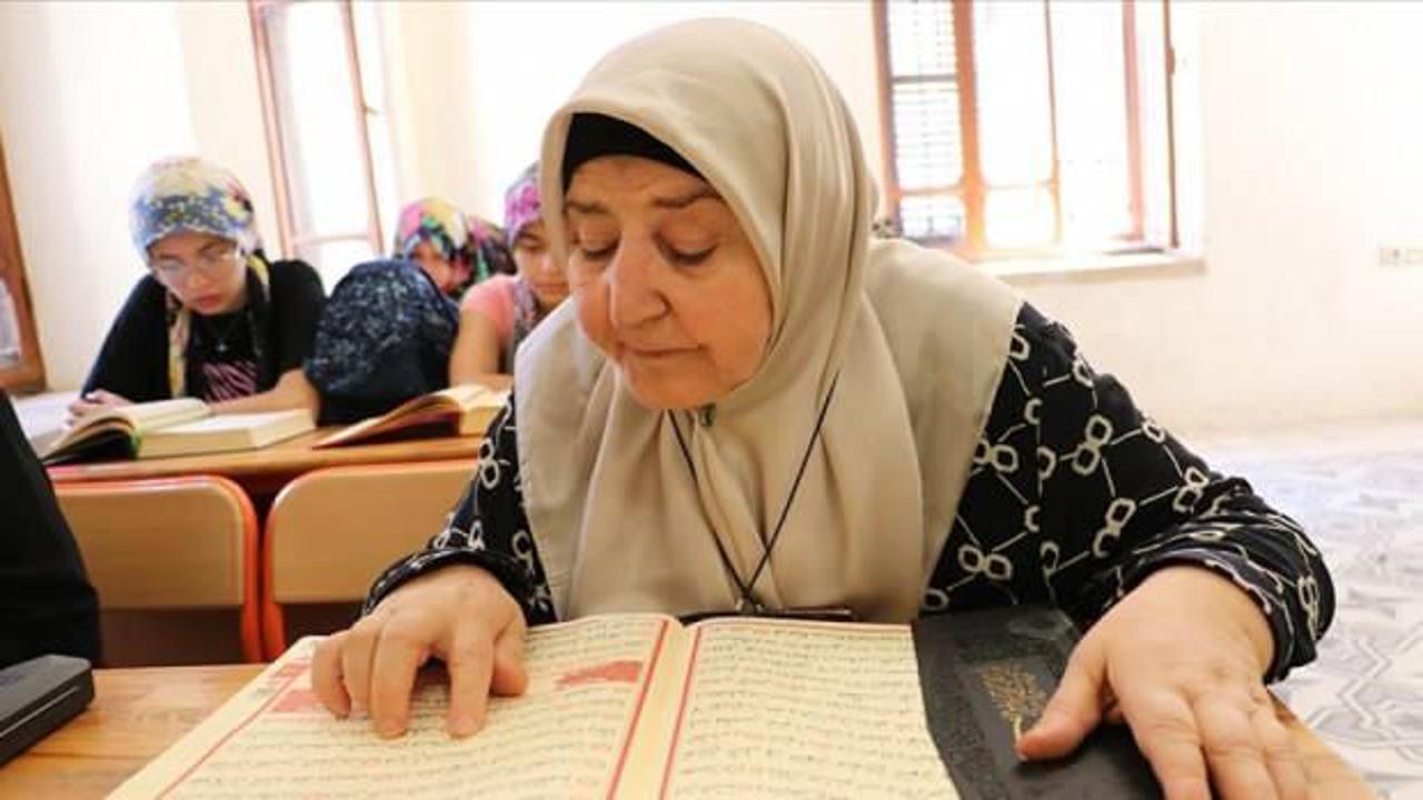 Torunuyla katıldığı kursta 70 yaşında Kur'an okumayı öğrendi