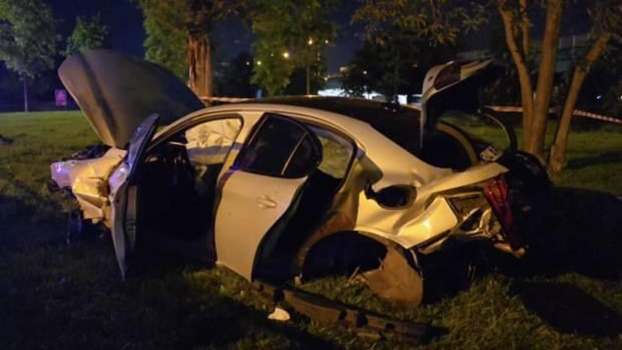  &Uuml;sk&uuml;dar'da hızını alamayan otomobil ağaca &ccedil;arptı: 3 yaralı