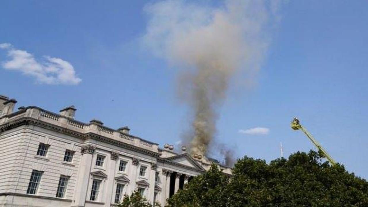 Londra'nın dünyaca ünlü sanat merkezlerinden Somerset House'da korkutan yangın!