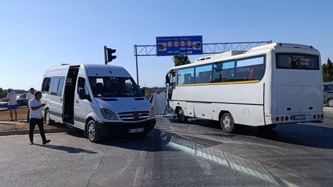 Antalya'da servis aracı tur arabasıyla &ccedil;arpıştı: Yaralılar var