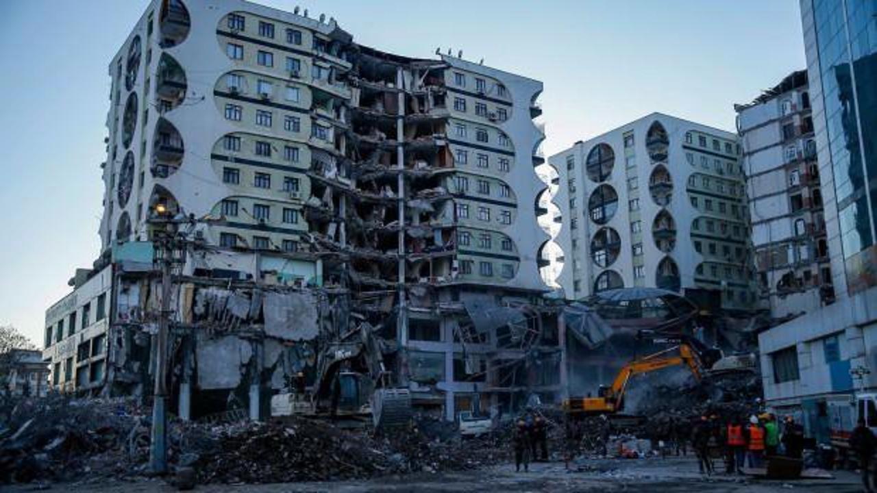 Depremde yıkılan sitenin m&uuml;teahhidi hayatını kaybetti