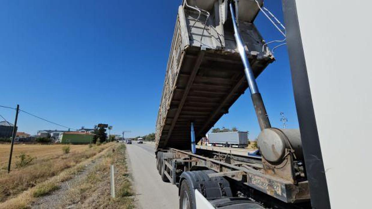 Dorsesi a&ccedil;ık kalan TIR EDS'yi yıktı!