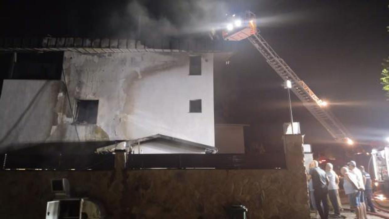 Faciaya ramak kala! İstanbul'da l&uuml;ks villa alev alev yandı